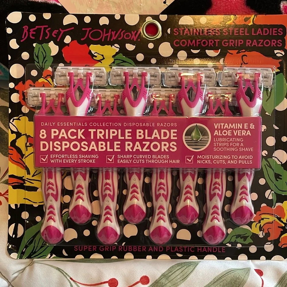 Betsey Johson plush throw with 8 pack disposable razors. NEW